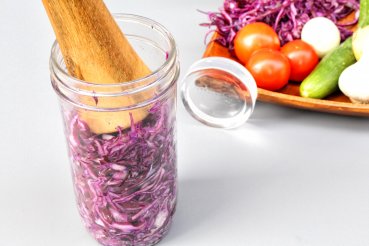 Wollen Sie selbst Sauerkraut, Kimchi oder generell fermentiertes Gemüse selber machen? Hier den Original Fermentier Holzstampfer aus Akazienholz von Masontops kaufen online bestellen