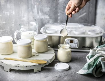 Wollen Sie probiotischen Joghurt / Naturjoghurt selbst zu Hause herstellen? Hier den Joghurtbereiter von Steba JM3 online kaufen bestellen. Mit diesem Joghurtmaker gelingt Ihnen selbst gemachter Joghurt noch leichter und bequemer.