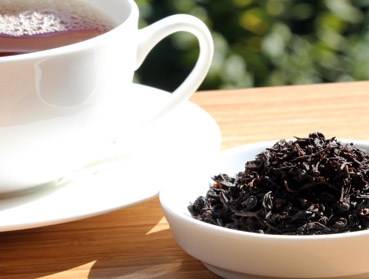 China Tarry Lapsang Suchong - Eine geräucherte Teespezialität - Wollen Sie leckeren Kombucha Tee einfach selber herstellen und sicher bestellen? Hier finden Sie alles rund um den idealen Tee für Ihren Kombucha, Herstellanleitungen und leckere Rezepte Grat
