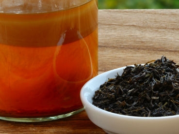 Grüner Darjeeling - Ein besonderer Grüntee aus einem der berühmtesten Teegärten Indiens - Wollen Sie leckeren Kombucha Tee einfach selber herstellen und sicher bestellen? Hier finden Sie alles rund um den idealen Tee für Ihren Kombucha, Herstellanleitunge