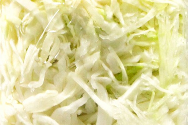 Köstliches Bio rohes Sauerkraut, hergestellt durch wilde Fermentation von Bio Weißkohl.