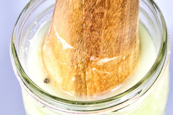 Köstliches Bio rohes Sauerkraut, hergestellt durch wilde Fermentation von Bio Weißkohl.