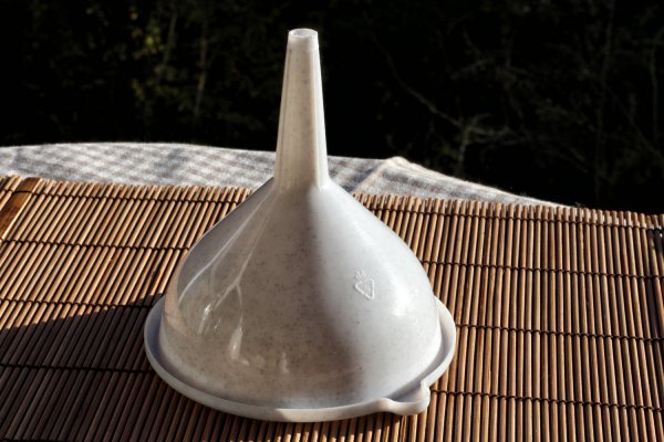 Do you want a practical funnel for making water kefir (japanese water crystals), milk kefir (kefir grains) and kombucha tea fungus at home? Here you can buy a stable funnel online